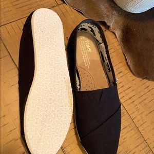 BRAND NEW TOMS !!
